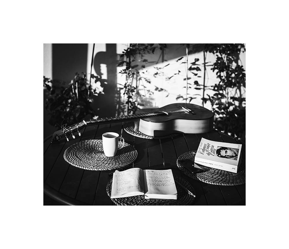 Dimanche matin. Café, chansons, pensées.