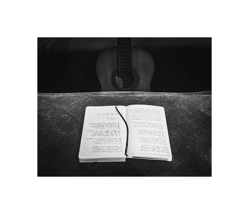 Un carnet de chansons et une guitare