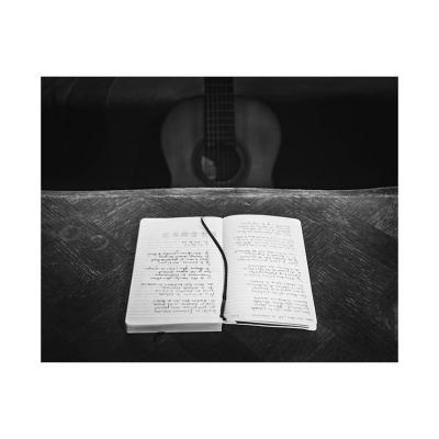Un carnet de chansons et une guitare