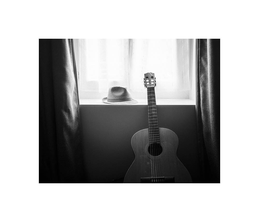 Un chapeau et une guitare
