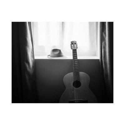 Un chapeau et une guitare