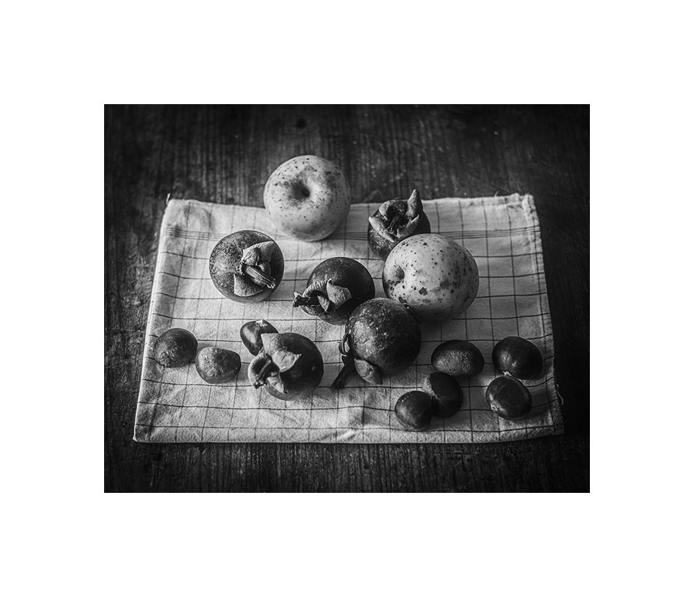 Mangoustans, châtaignes, pommes sur un torchon