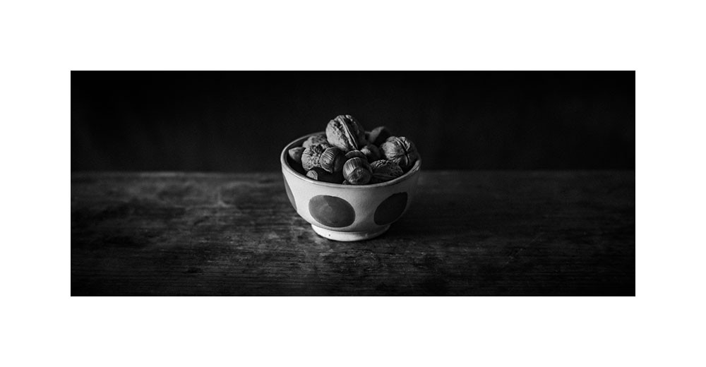 Noix et noisettes dans un bol de lunares