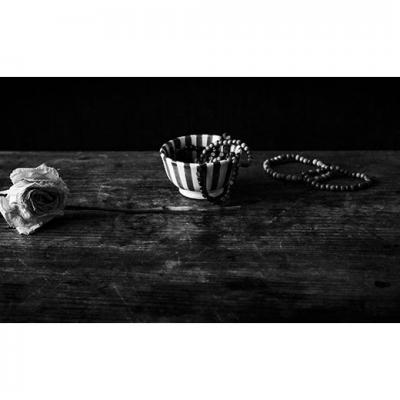 Rose fanée, bol rayé et bracelets