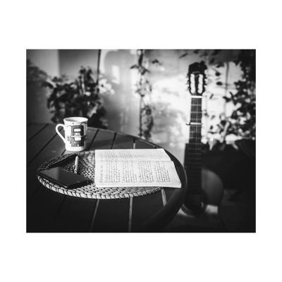 Petit matin, un café, un carnet, une guitare...