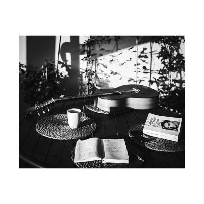 Dimanche matin. Café, chansons, pensées.