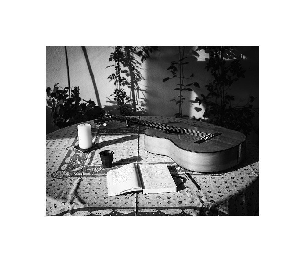 Petit matin. Un café, une guitare. Rabo de nube, Silvio.