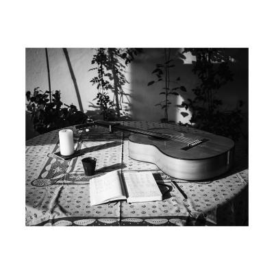 Petit matin. Un café, une guitare. Rabo de nube, Silvio.