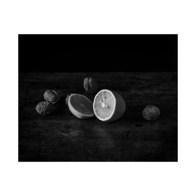 Un citron coupé et des noix