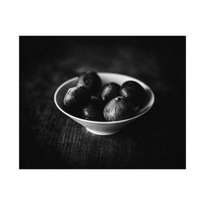 Figues dans un bol blanc