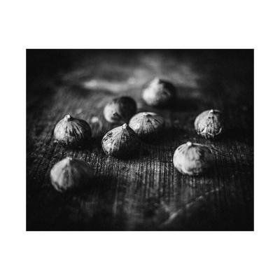 Figues sur la table de bois