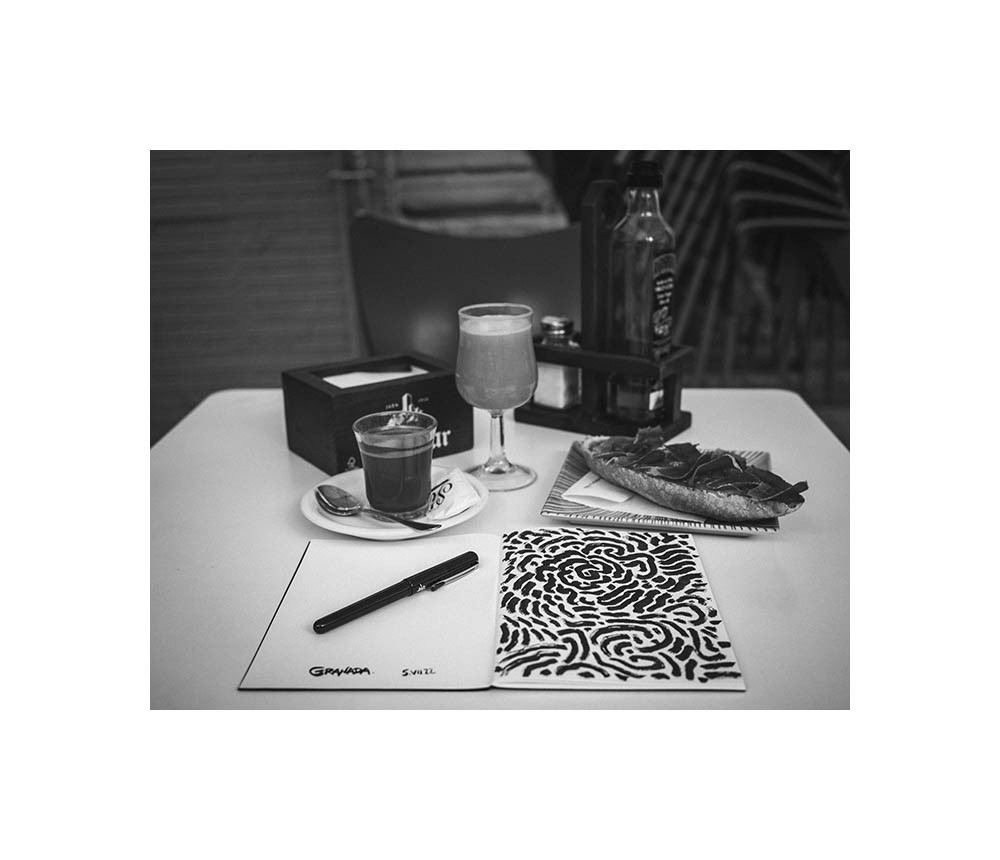 Un carnet, un pinceau, de l'encre noire.