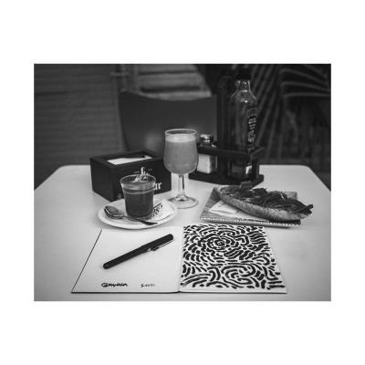 Un carnet, un pinceau, de l'encre noire.