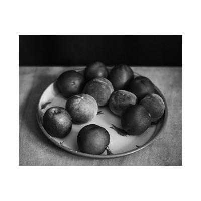 Pommes et pêches sur le plateau rond