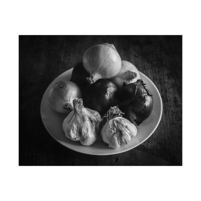 Oignons et aulx sur une assiette blanche