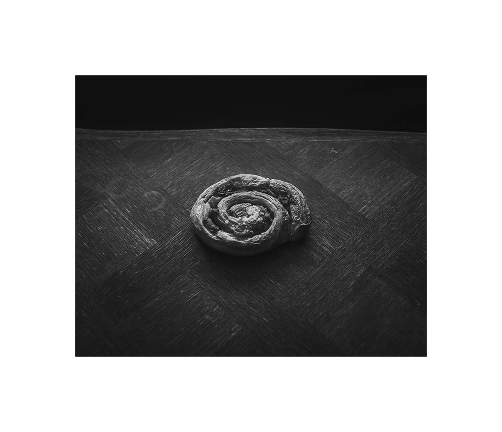 Un pain aux raisins sur la table de bois