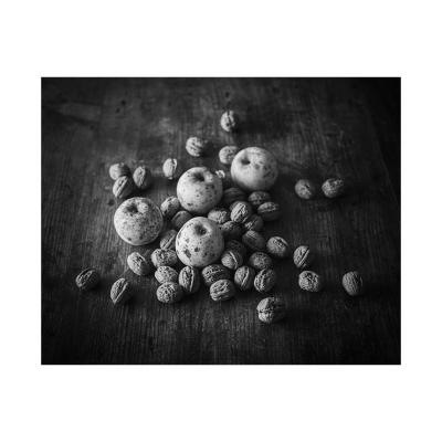 Quatre pommes et des noix