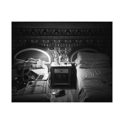 Un Leica, un carnet et une guitare.